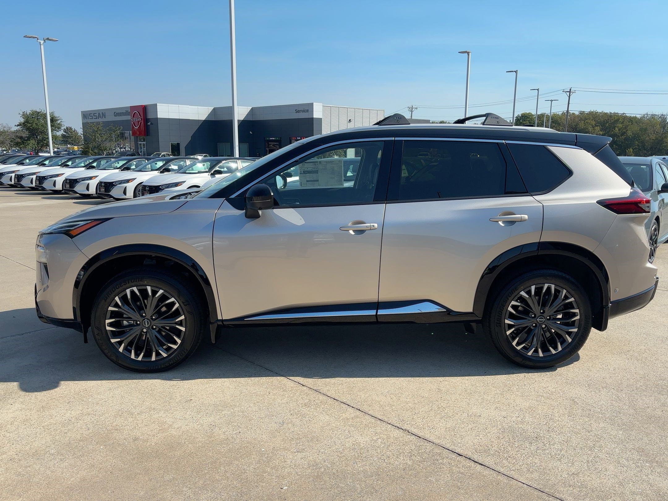 2026 Nissan Rogue Platinum photo 2