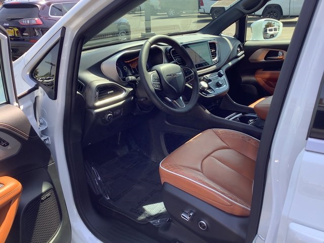 2024 Chrysler Pacifica Pinnacle photo 6