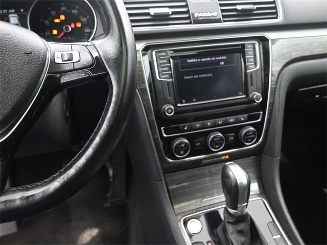 2018 Volkswagen Passat 2.0T SE photo 2