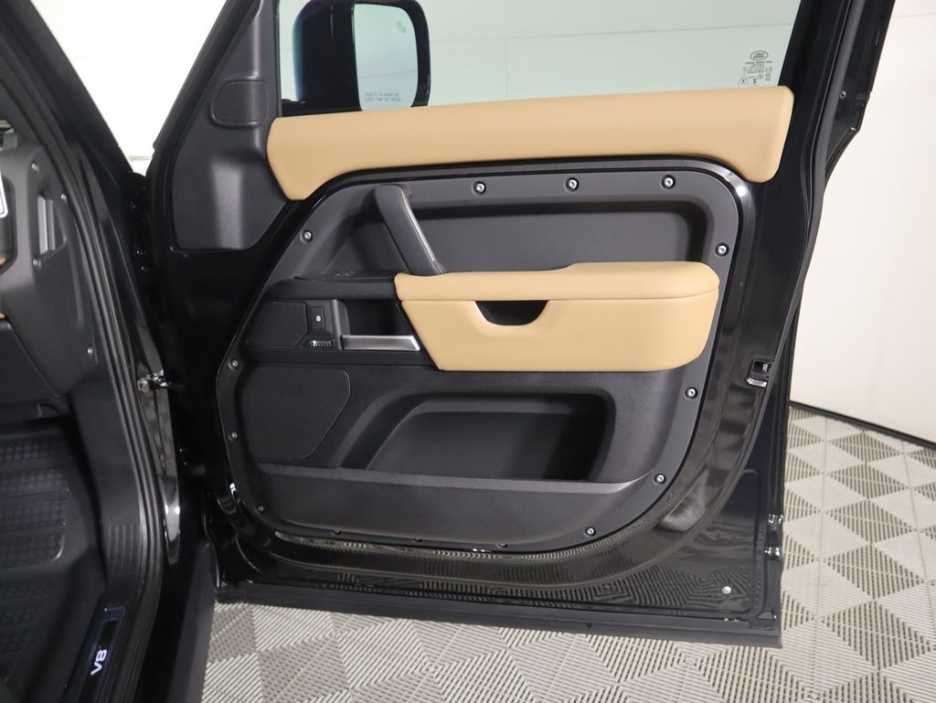 2025 Land Rover Defender 130 V8 photo 24