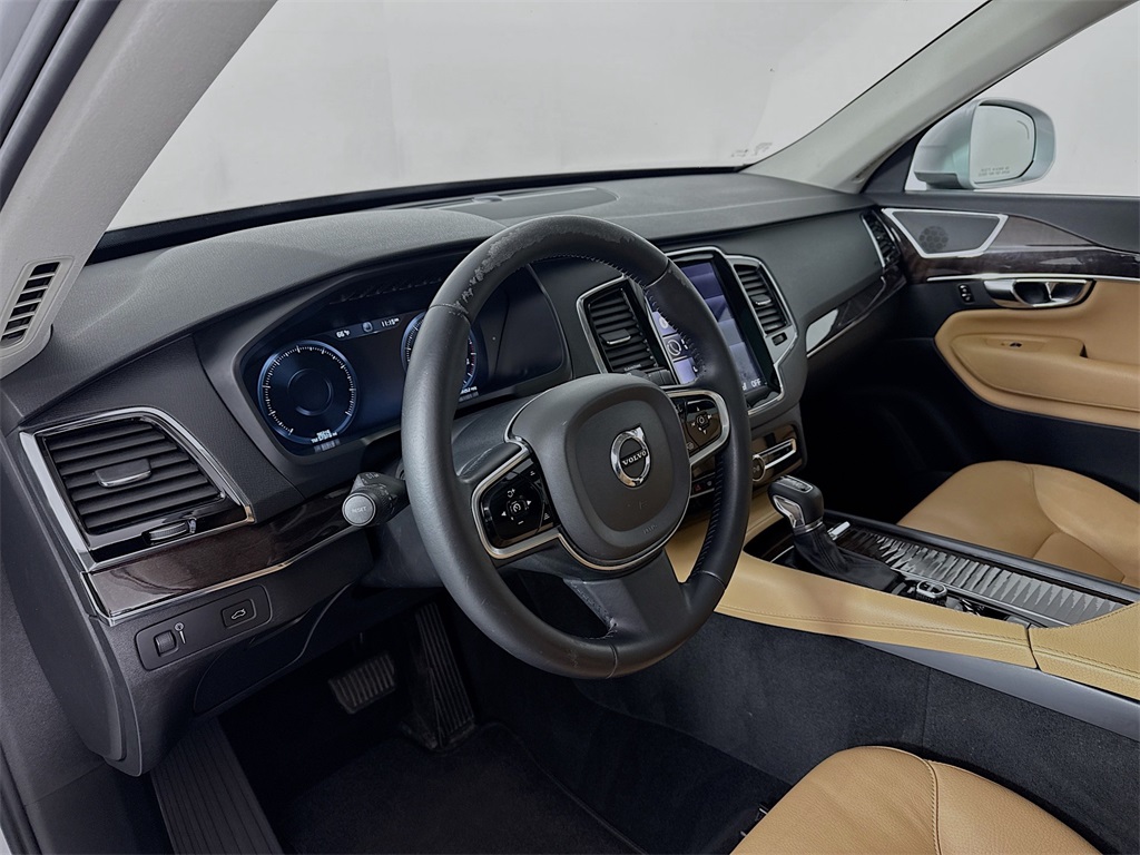 2016 Volvo XC90 T6 Momentum photo 4