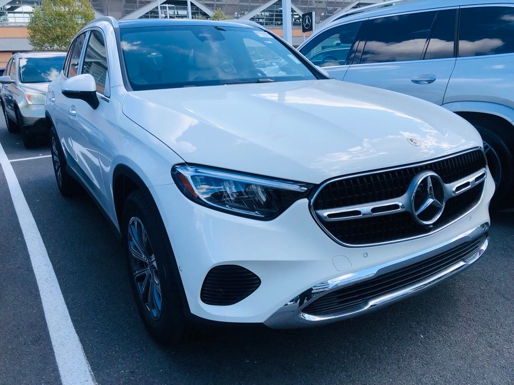 2025 Mercedes Benz GLC 300 4MATIC photo 3