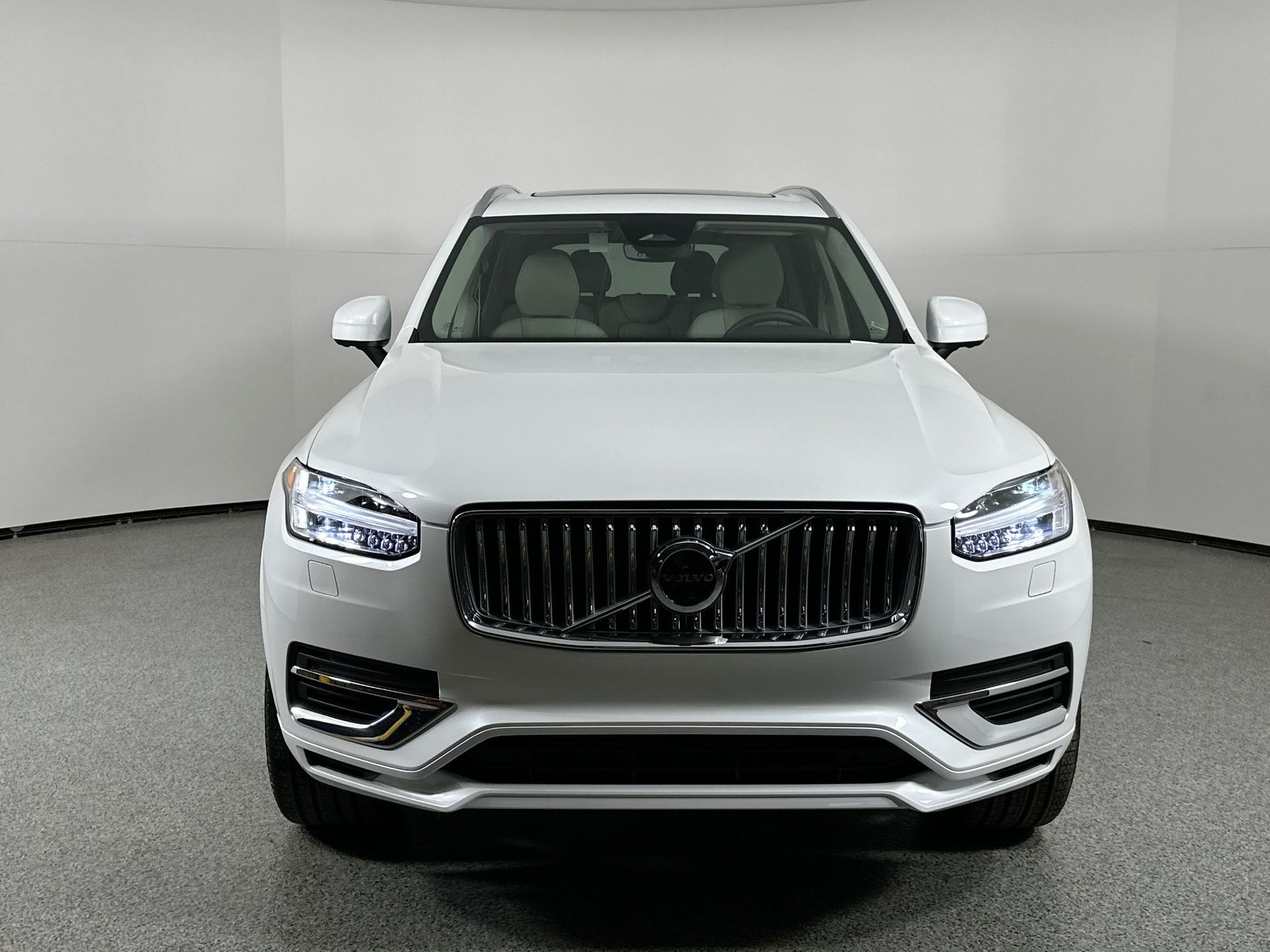 2025 Volvo XC90 T8 AWD Plus photo 2