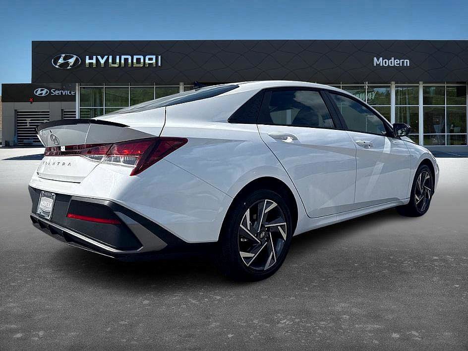 2025 Hyundai Elantra SEL Sport photo 3