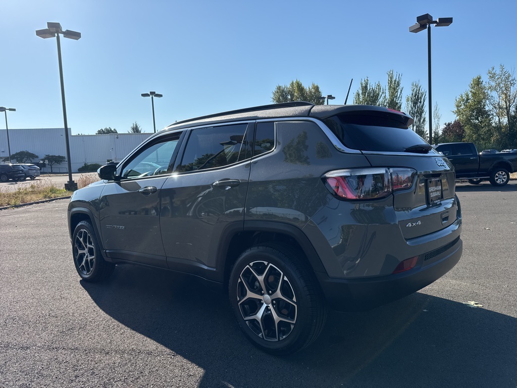 2024 Jeep Compass Latitude photo 4