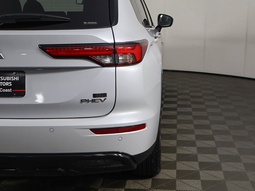 2025 Mitsubishi Outlander PHEV SEL Black Edition photo 4