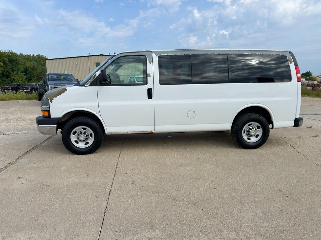 2009 Chevrolet Express 2500 Work Van photo 2