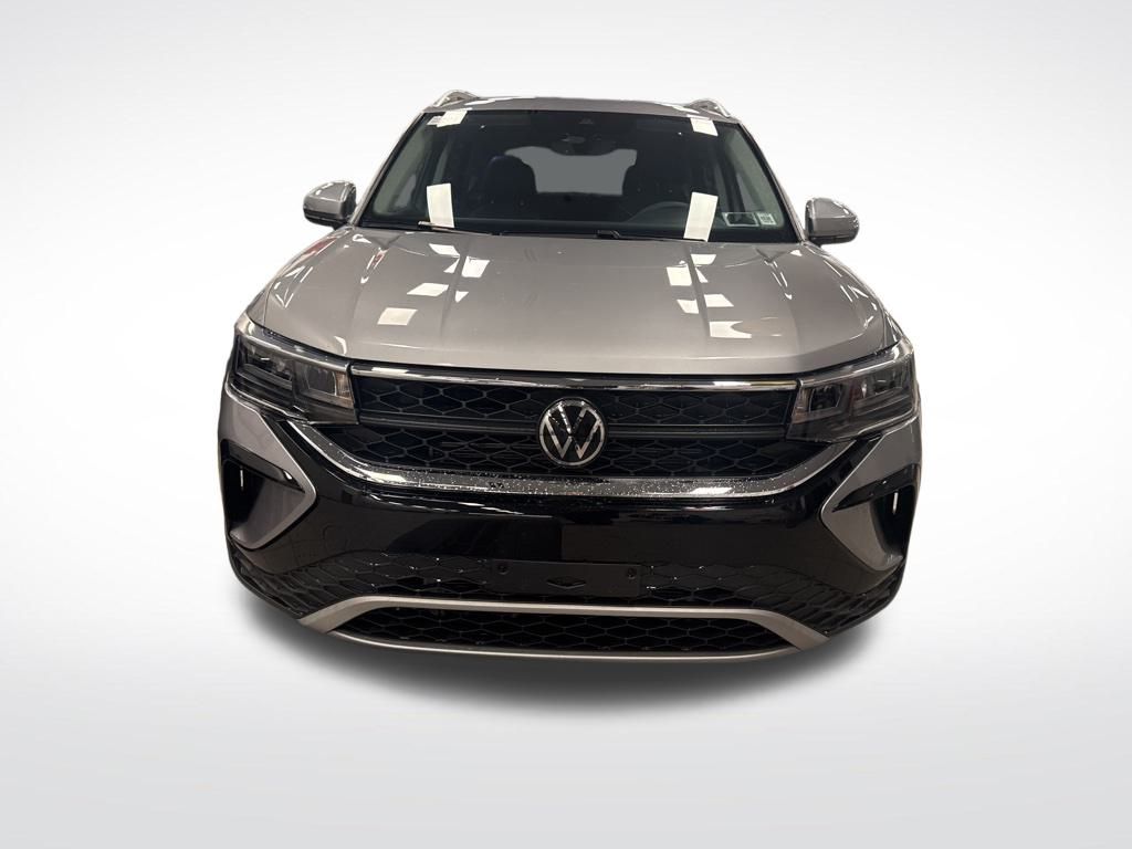 2023 Volkswagen Taos SE photo 2