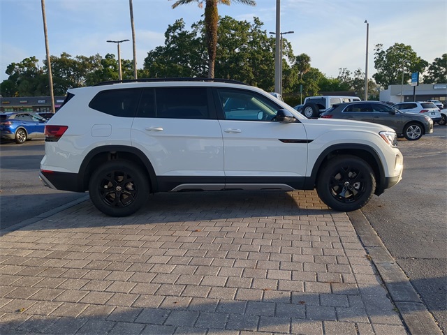 2025 Volkswagen Atlas Peak Edition SE photo 2