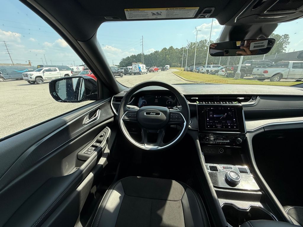 2025 Jeep Grand Cherokee Altitude photo 12