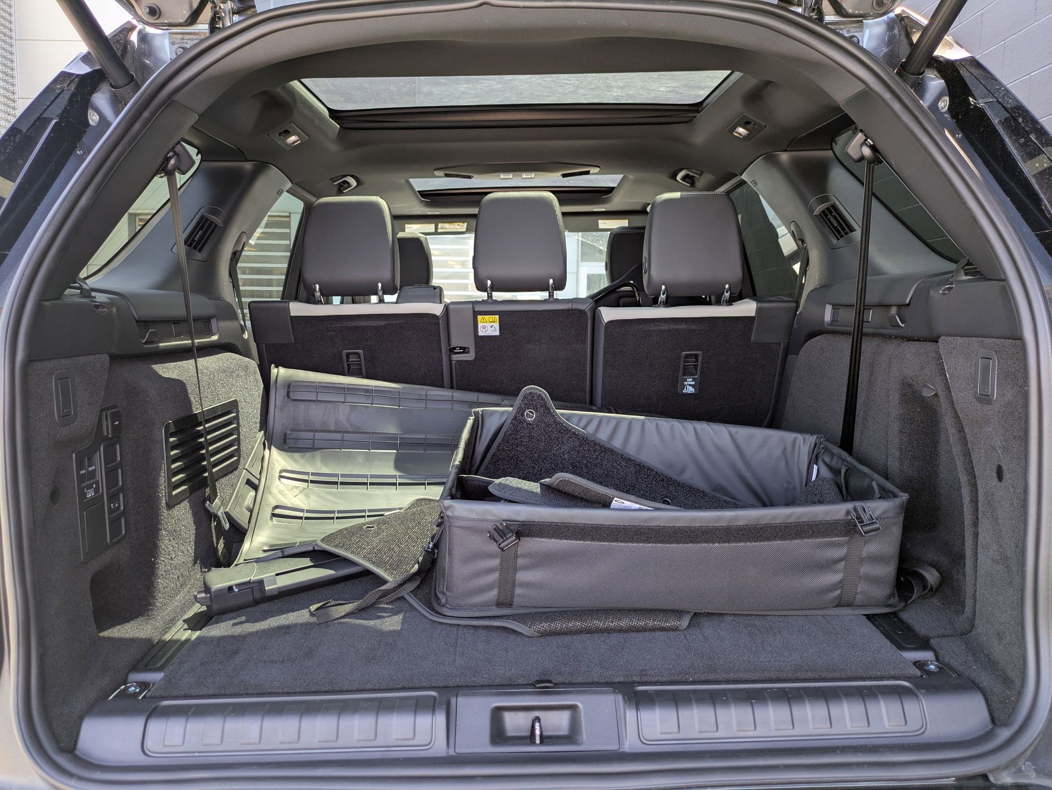 2023 Land Rover Discovery P300 S S R-Dynamic photo 23
