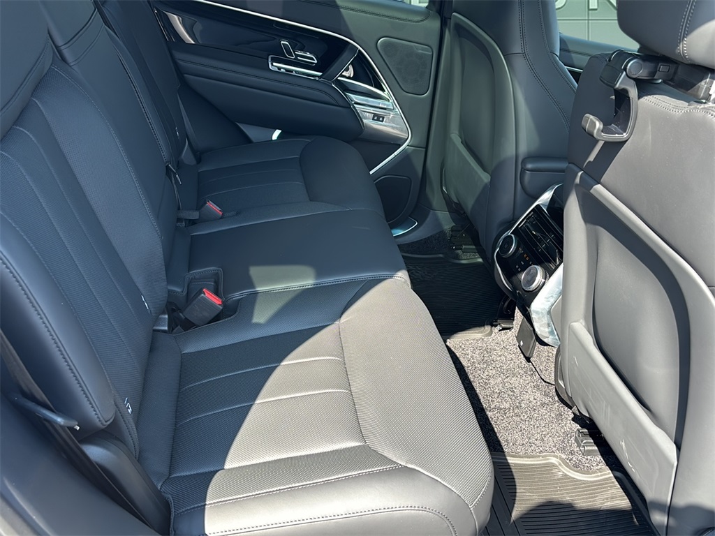 2025 Land Rover Range Rover SE photo 13