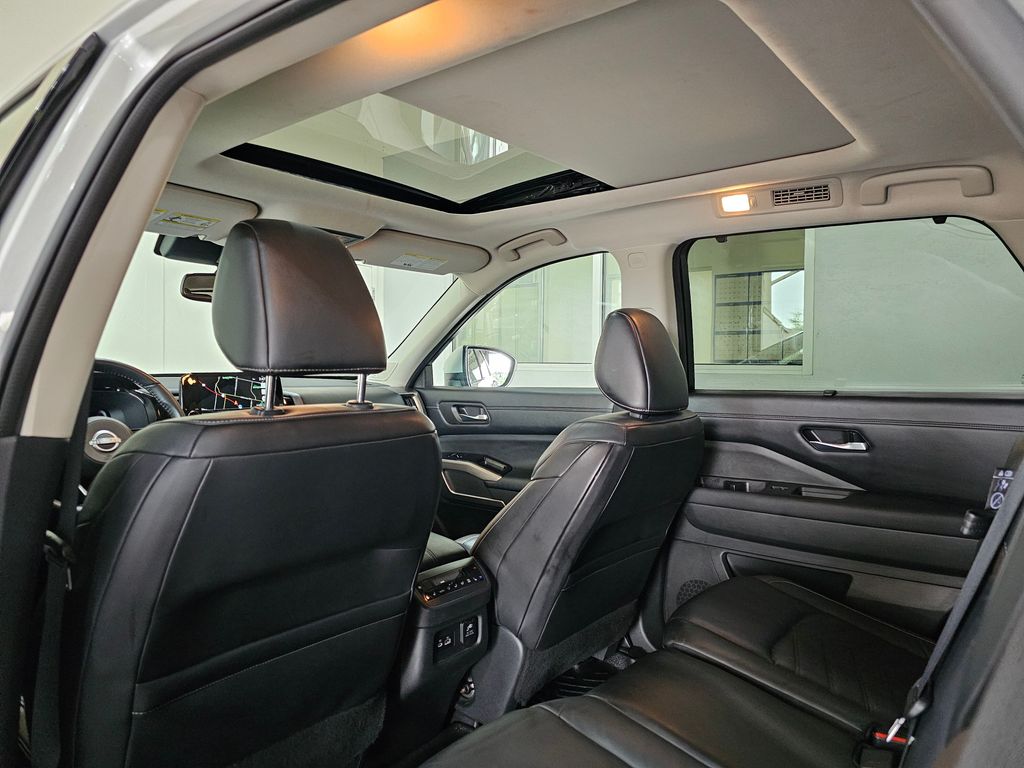 2022 Nissan Pathfinder Platinum photo 26
