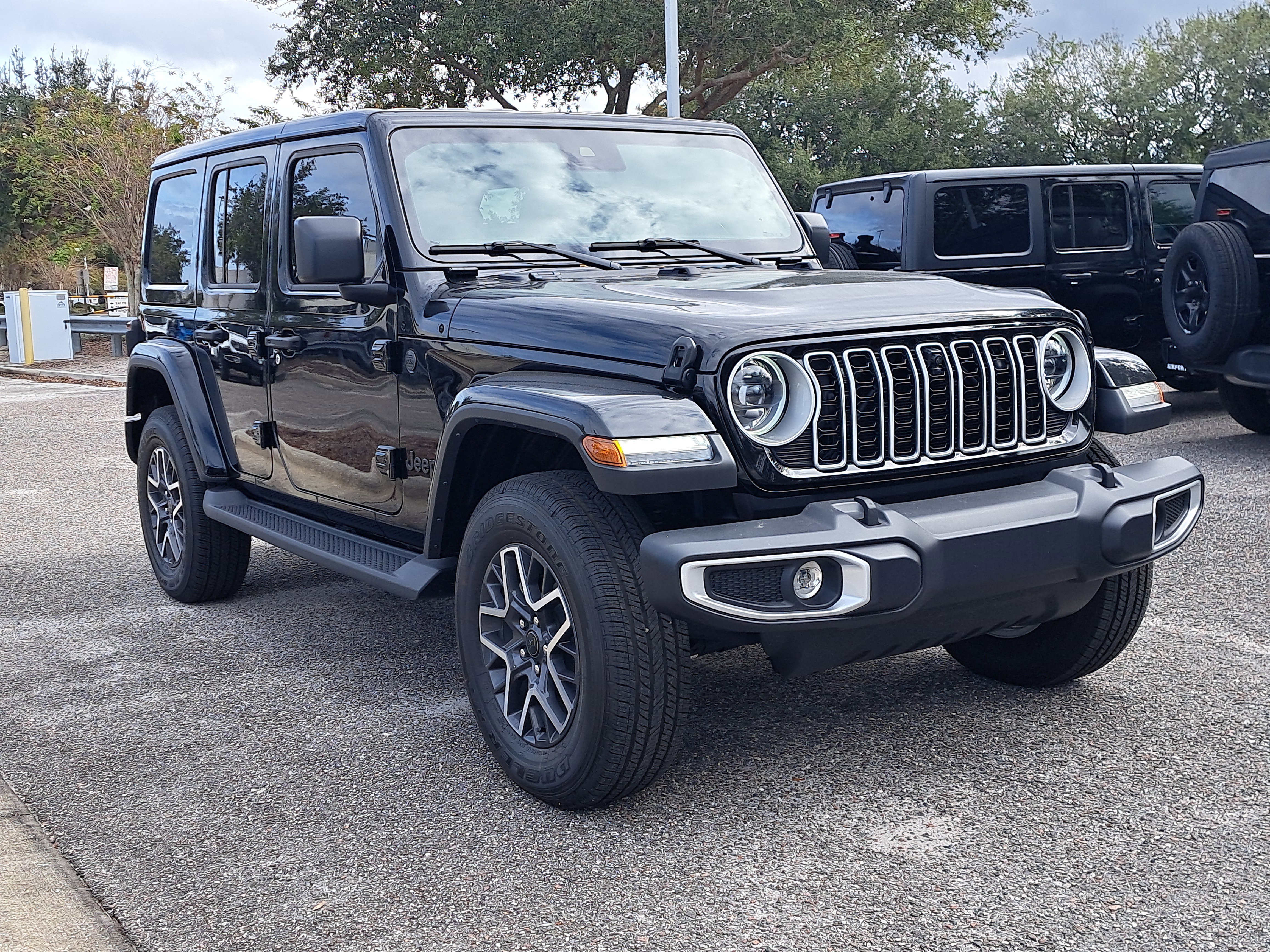 2025 Jeep Wrangler 4-Door Sahara's photo