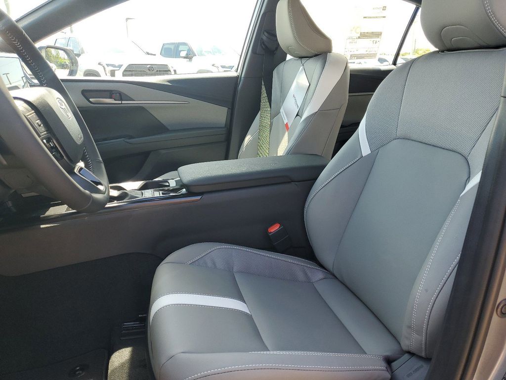 2025 Toyota Camry SE photo 13