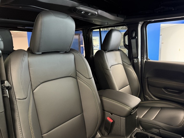 2024 Jeep Wrangler Sahara photo 9