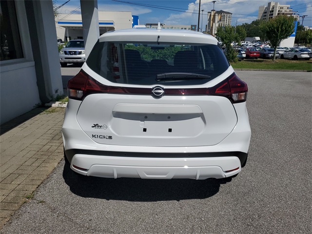 2025 Nissan Kicks Play S photo 3