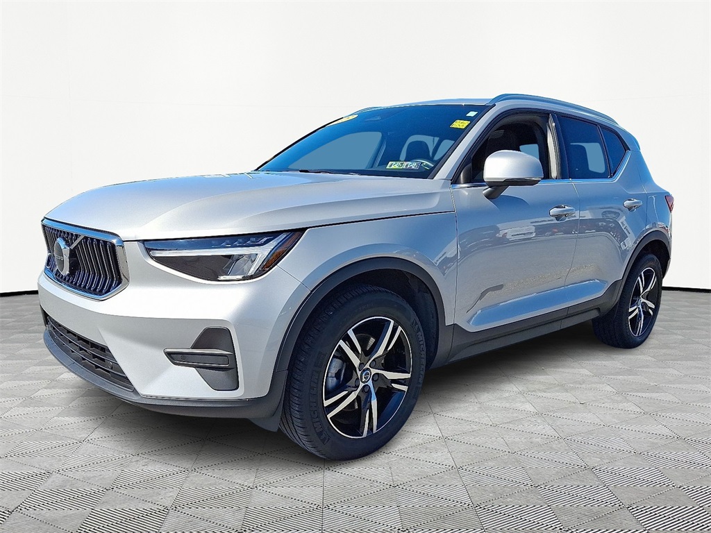 2025 Volvo XC40 Core photo 3