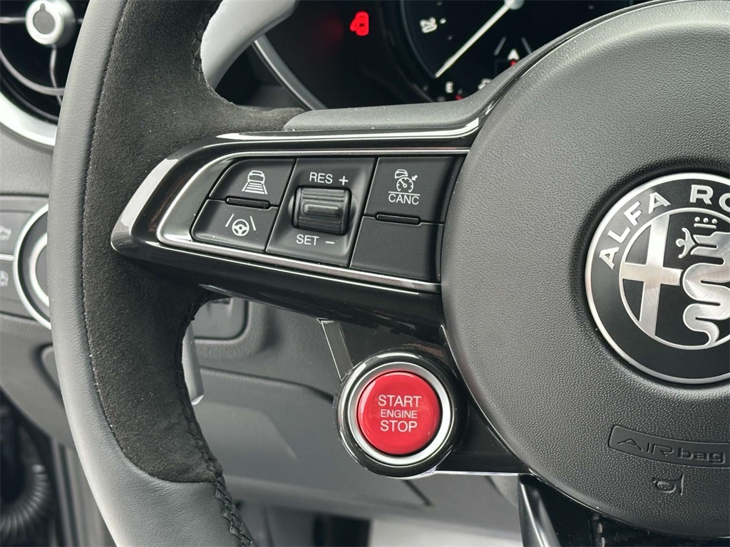 2024 Alfa Romeo Giulia Quadrifoglio photo 4