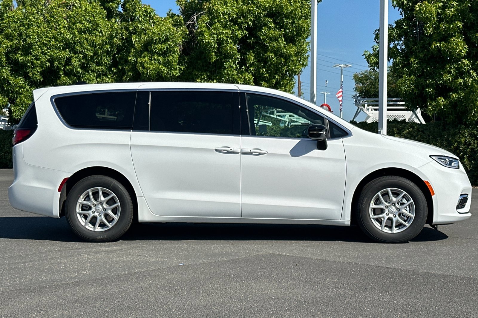 2025 Chrysler Pacifica photo 3