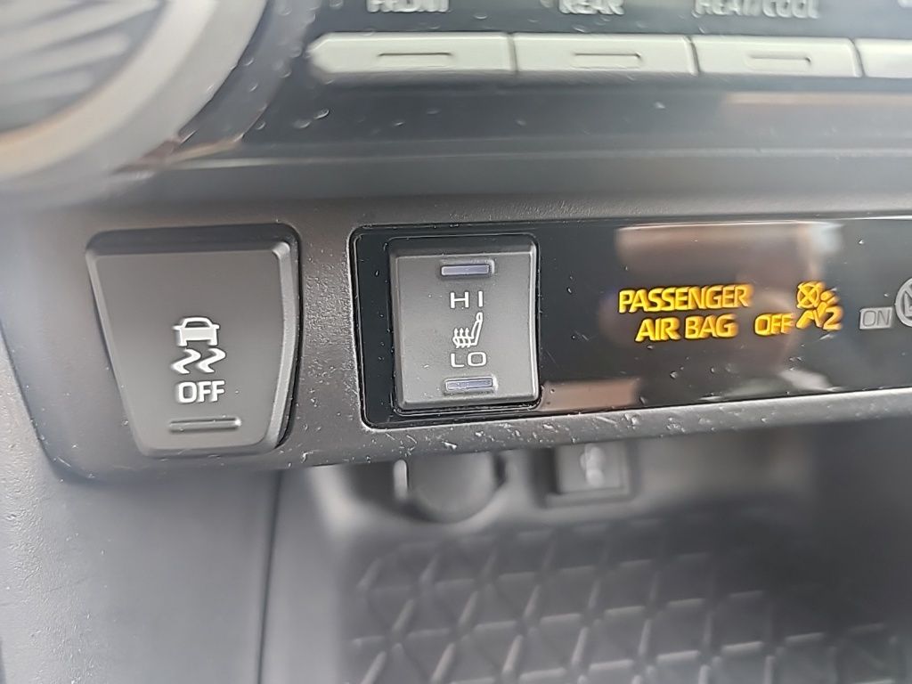 2020 Toyota RAV4 XLE photo 28