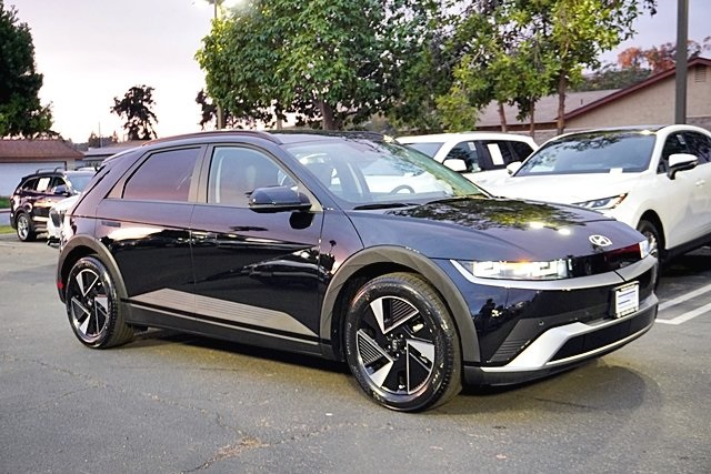 Used 2025 Black Hyundai SEL image 5