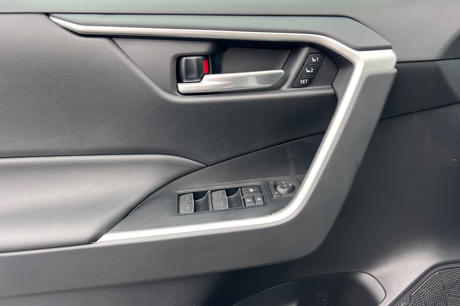 2025 Toyota RAV4 XLE Premium photo 11
