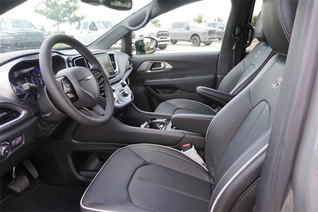 2025 Chrysler Pacifica Limited photo 18