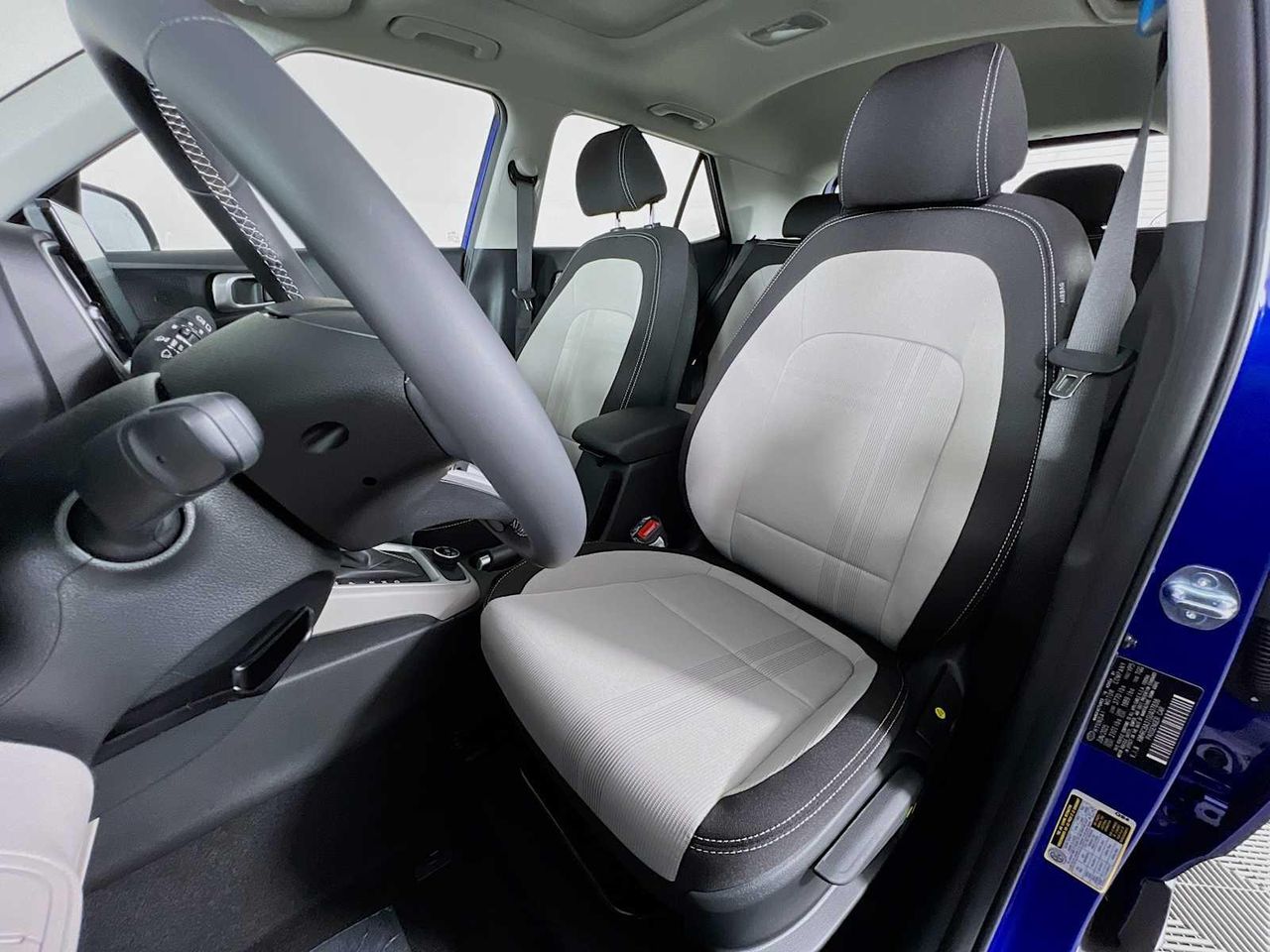 2025 Hyundai Venue SEL photo 3