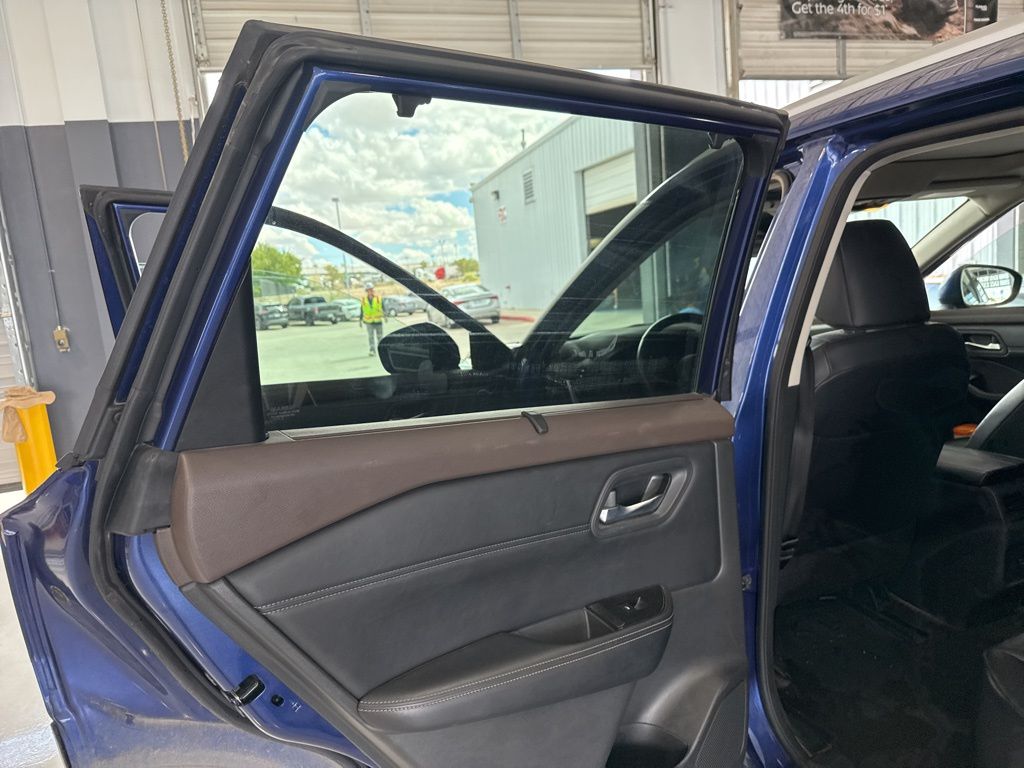 2023 Nissan Rogue SV photo 17