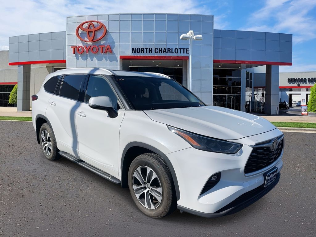 2022 Toyota Highlander XLE's photo