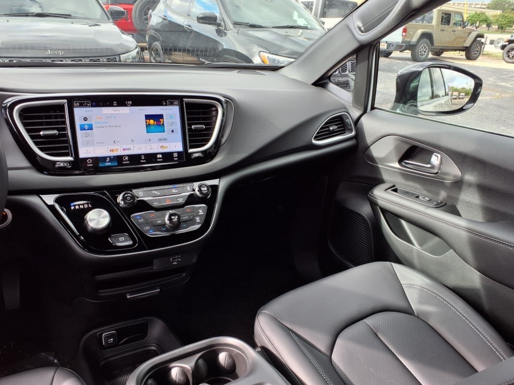2026 Chrysler Voyager LX photo 13