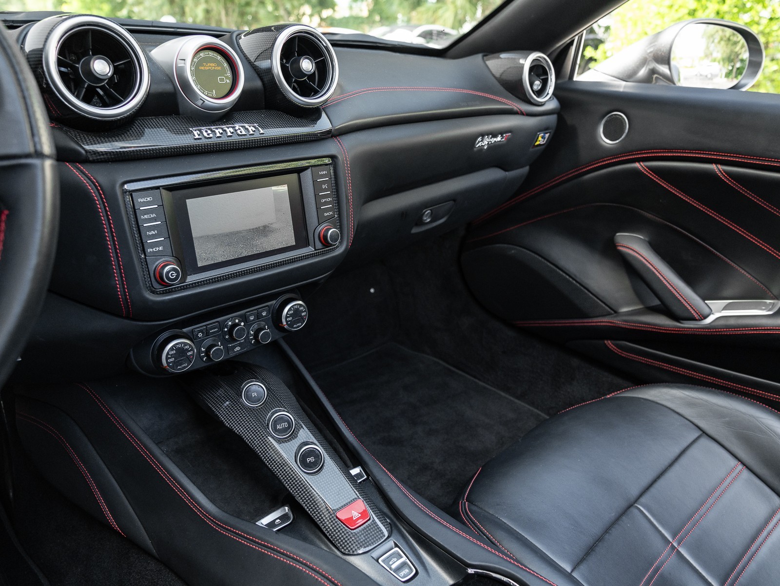 2015 Ferrari California T photo 19