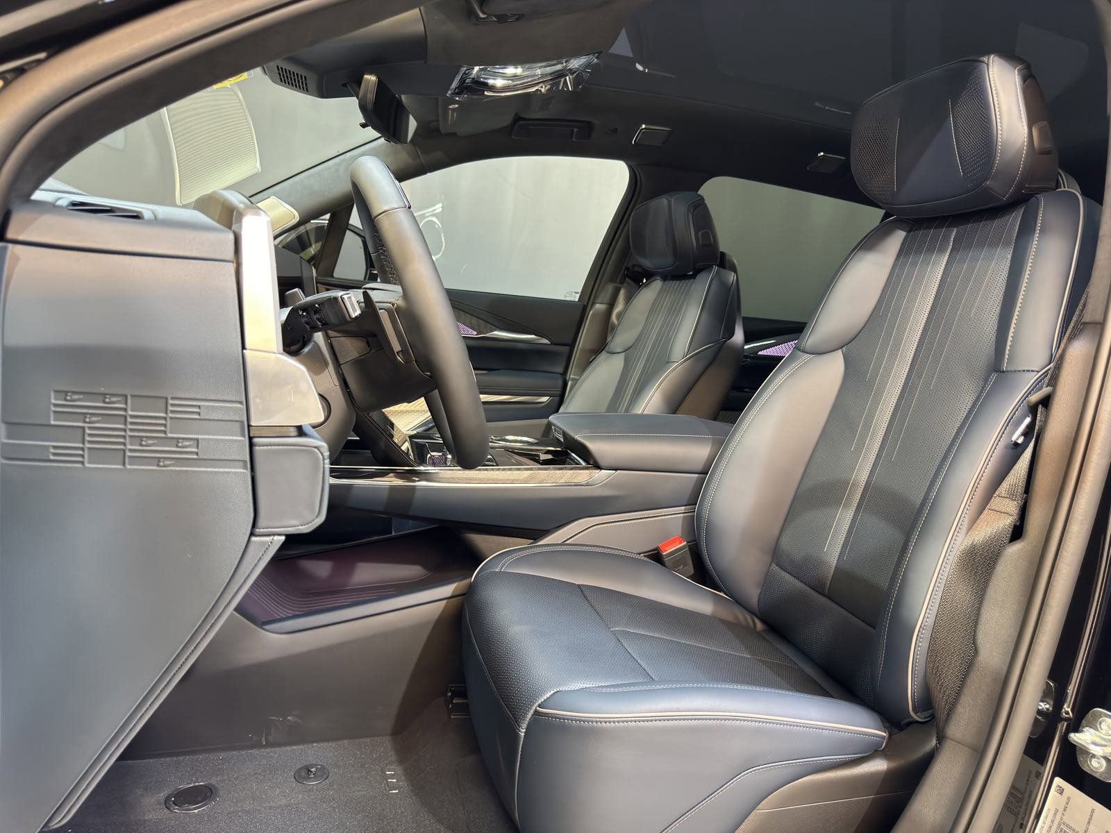 2025 Cadillac Escalade IQ Luxury photo 4