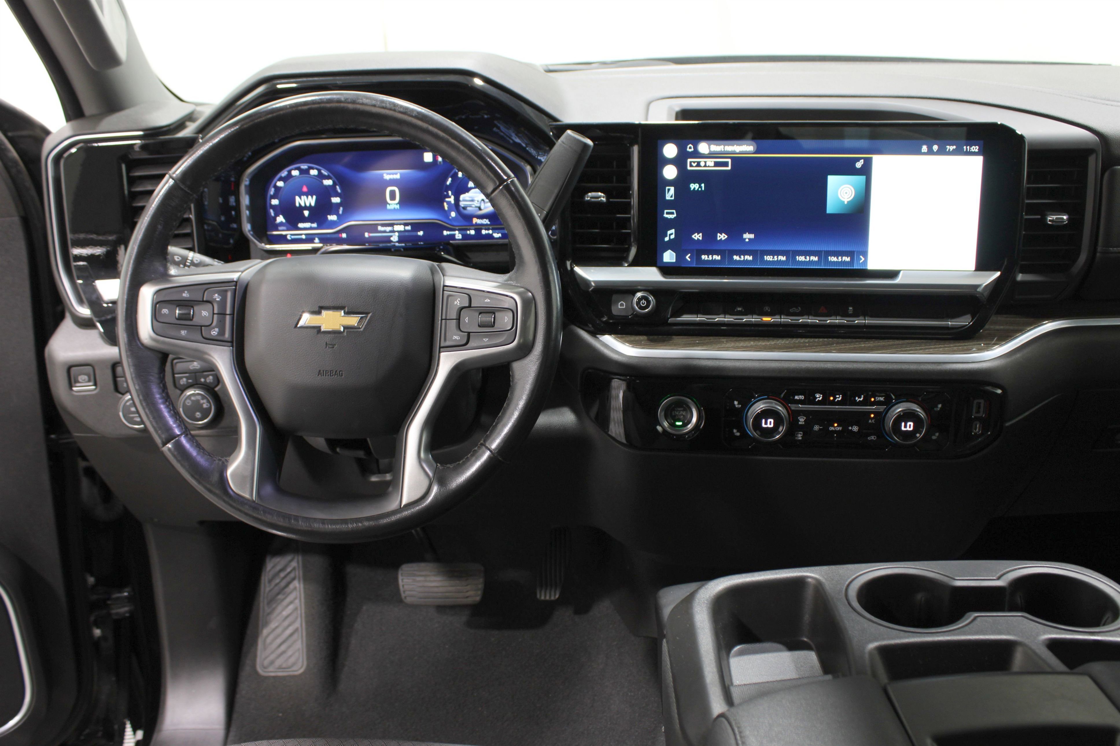 2022 Chevrolet Silverado 1500 LT photo 2