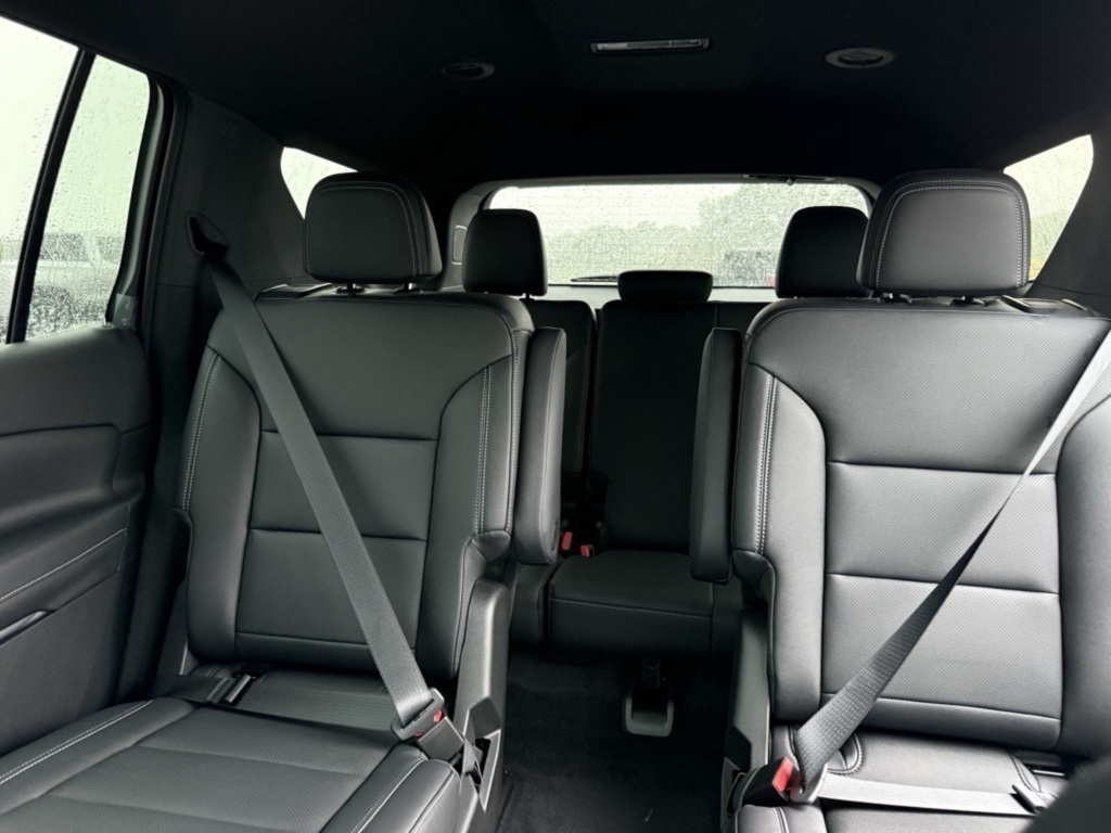 2026 Chevrolet Traverse 1LT photo 2