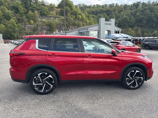 2024 Mitsubishi Outlander SE photo 2