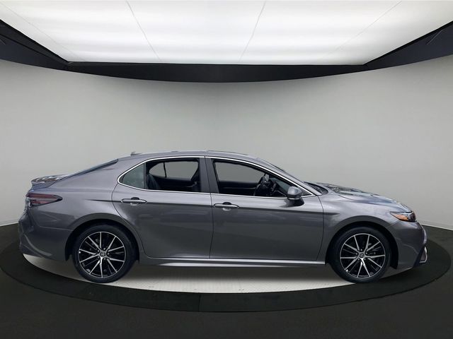 2024 Toyota Camry SE photo 3