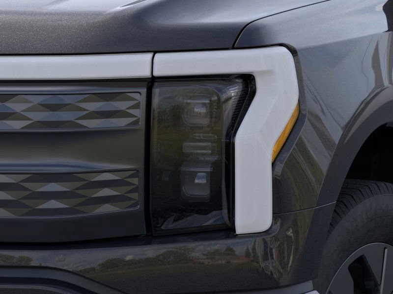 2025 Ford F-150 Lightning Lariat photo 18