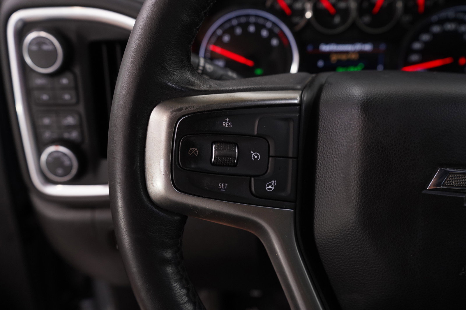 2021 Chevrolet Silverado RST photo 18