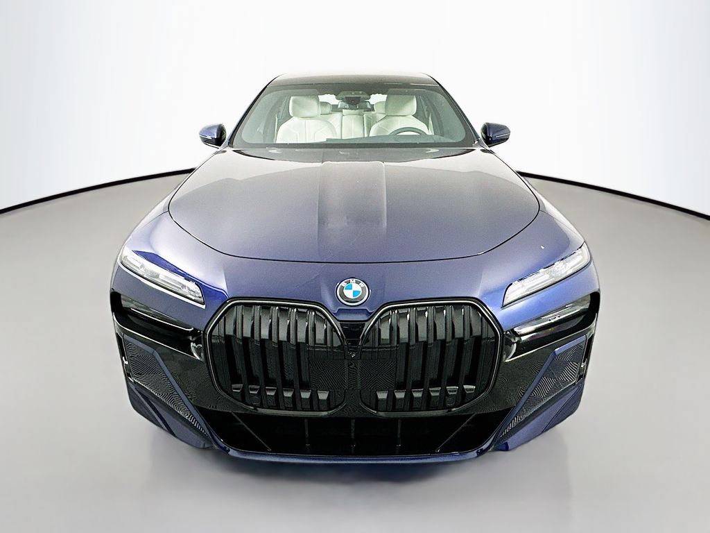 2026 Bmw 750e photo 2