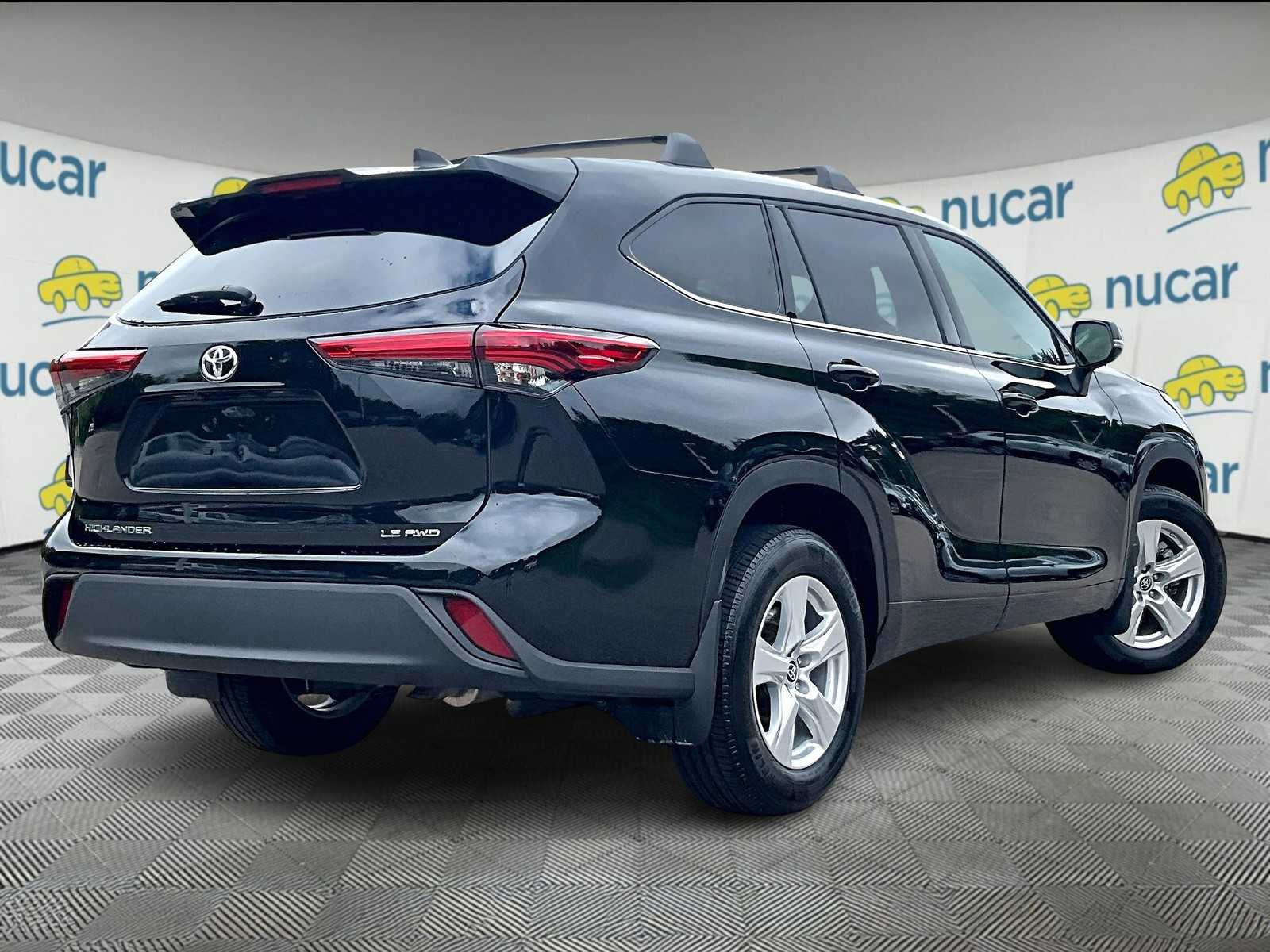 2022 Toyota Highlander LE photo 4