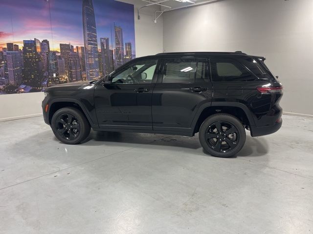 2025 Jeep Grand Cherokee Altitude X photo 2