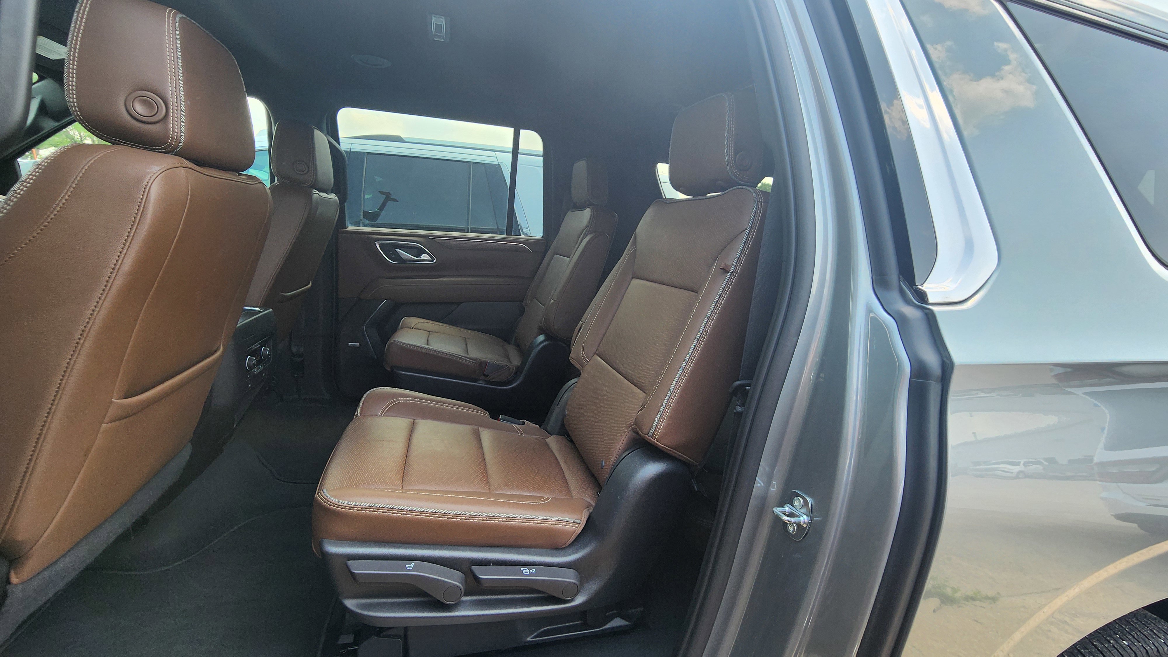 2023 Chevrolet Suburban High Country photo 9
