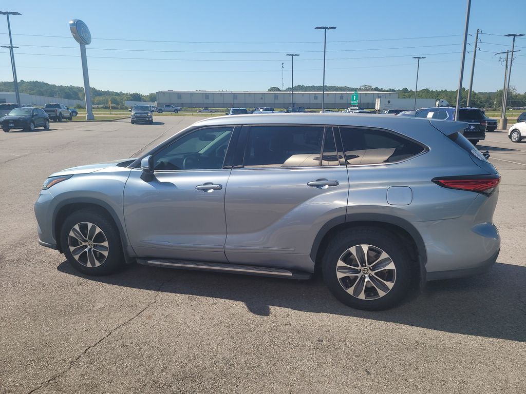 2022 Toyota Highlander XLE photo 4