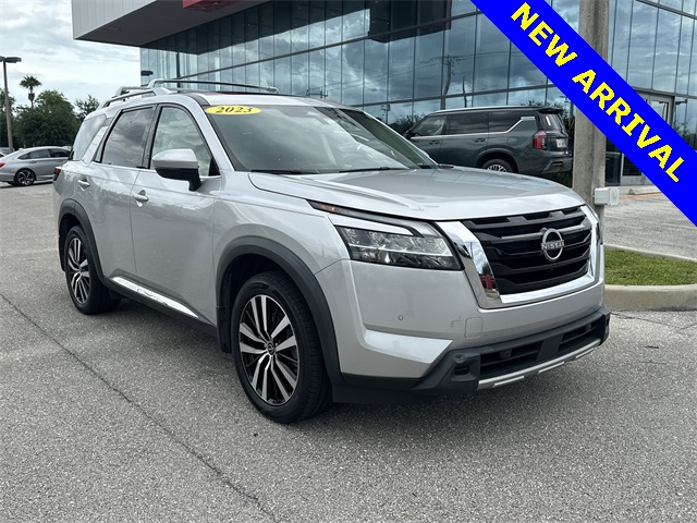 2023 Nissan Pathfinder Platinum photo 3
