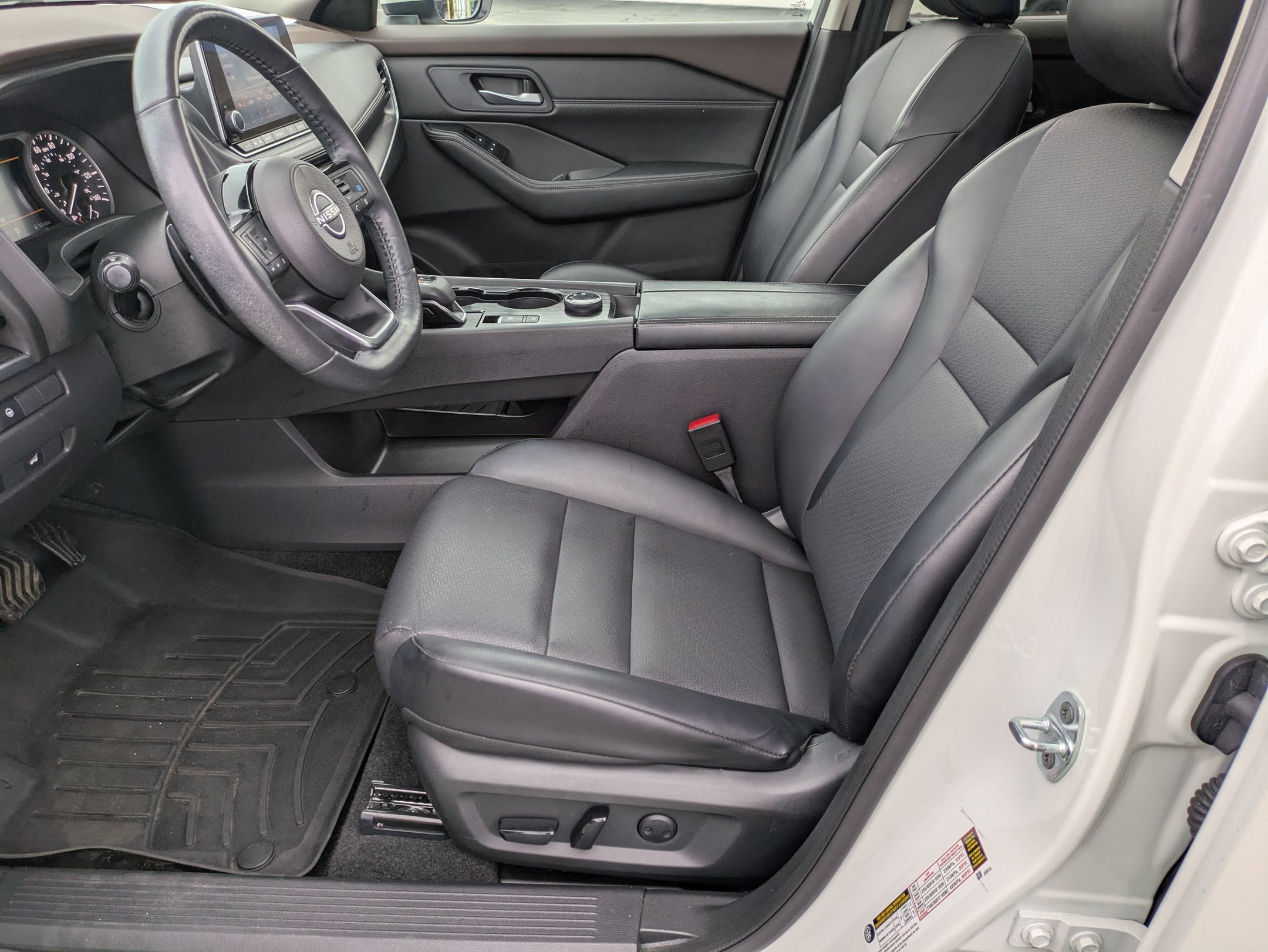2023 Nissan Rogue SV photo 12