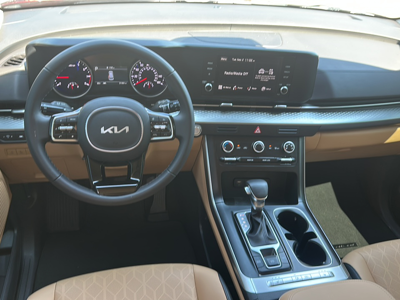 2024 Kia Carnival LX photo 7