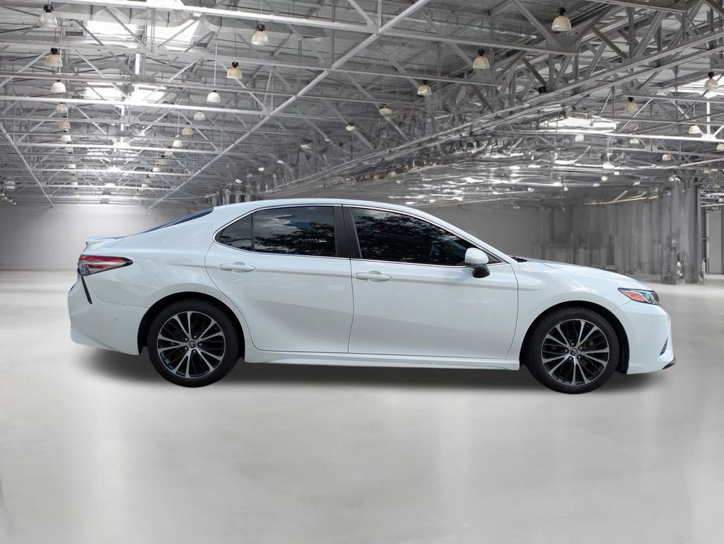 2018 Toyota Camry SE photo 4