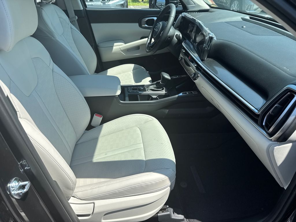2025 Kia Sorento S photo 13